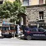 L'ambulanza e i carabinieri sul luogo della tragica caduta. Foto Lasorte