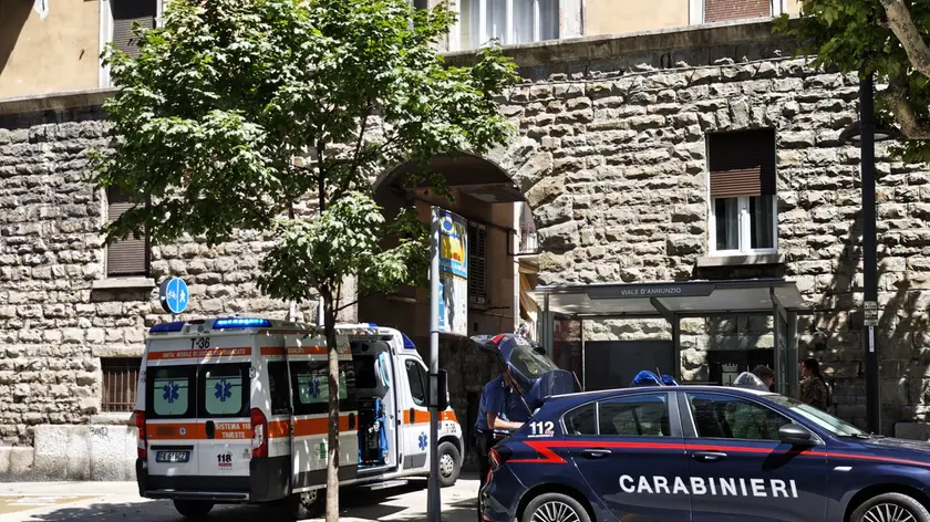 L'ambulanza e i carabinieri sul luogo della tragica caduta. Foto Lasorte