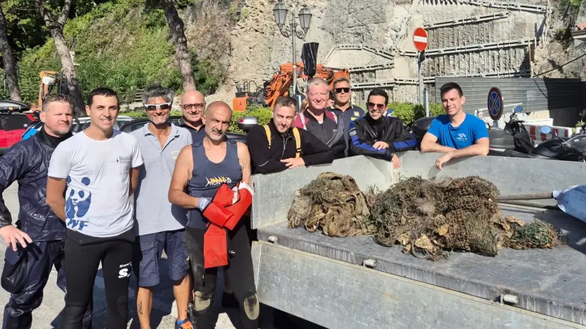 La squadra che ha recuperato la rete da pesca fantasma