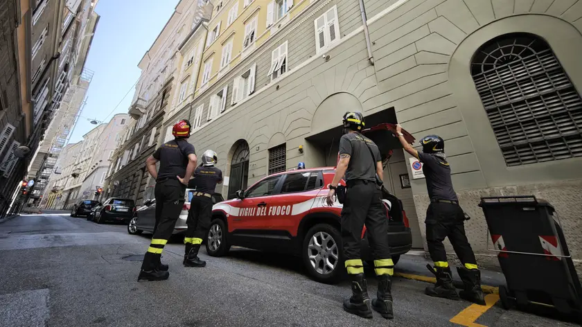 Il sopralluogo dei Vigili del fuoco in via Crispi domenica mattina (Lasorte)