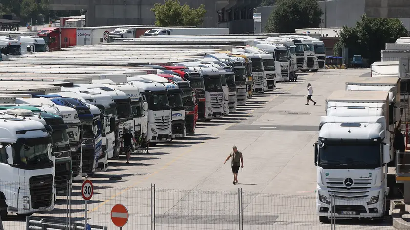 Una distesa di Tir: il piazzale con i camionisti. Fotoservizio Lasorte