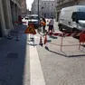 I lavori per rimuovere la panchina da via Battisti