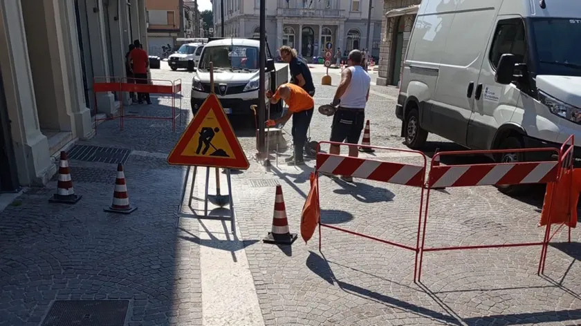 I lavori per rimuovere la panchina da via Battisti