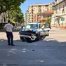 Il mezzo della Polizia locale danneggiato dopo lo scontro in strada