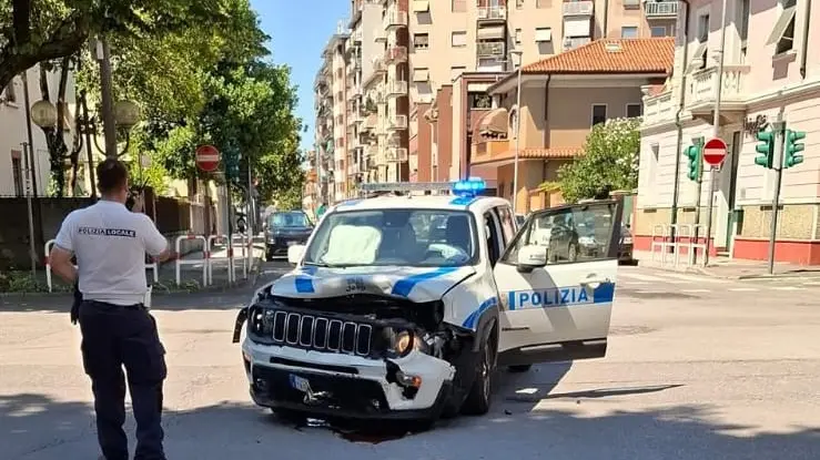 Il mezzo della Polizia locale danneggiato dopo lo scontro in strada