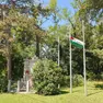 Il monumento partigiano di Prepotto con la bandiera palestinese