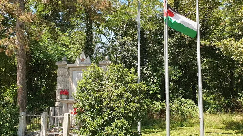 Il monumento partigiano di Prepotto con la bandiera palestinese