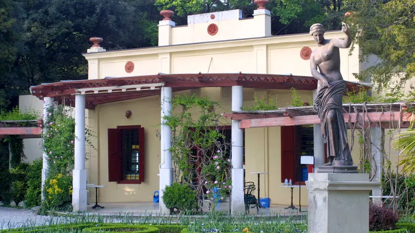 Il Caffè Massimiliano all’interno del Parco di Miramare. Foto Lasorte