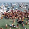 Immagini di edizioni passate del tradizionale raduno ferragostano ai caregoni, le tre vecchie strutture in cemento simili a grandi sedie di fronte al Lido di Staranzano e ben visibili anche da Marina Julia. Come ogni anno alla vigilia dell’appuntamento si rinnovano gli inviti al buon senso degli operatori della Riserva