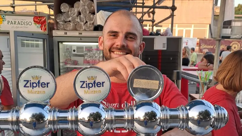 Matteo Schina al lavoro alla sagra della Pallamano Trieste