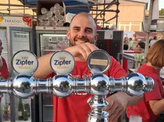 Matteo Schina al lavoro alla sagra della Pallamano Trieste