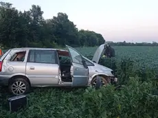 L'auto finita nel campo di soia lungo la A23