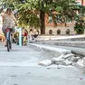 Il cordolo crollato in piazza Vittoria, accanto alla sede della Prefettura (Tibaldi)