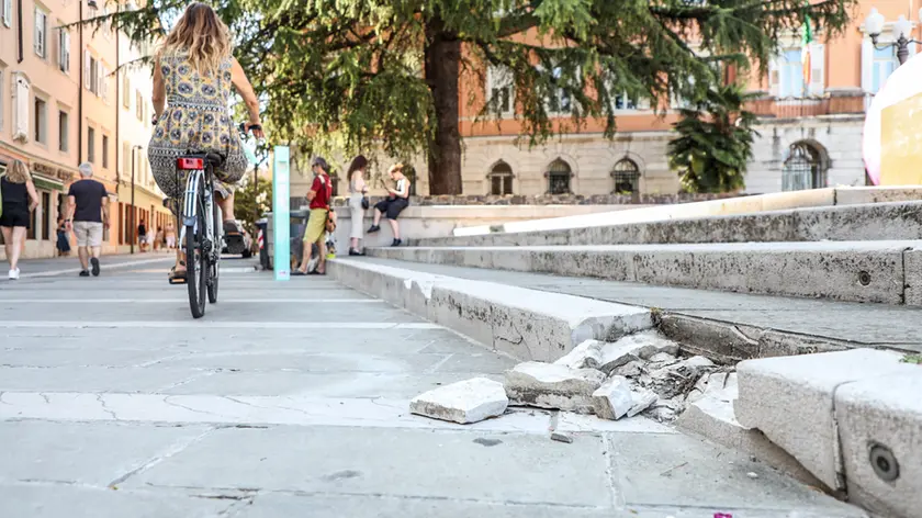 Il cordolo crollato in piazza Vittoria, accanto alla sede della Prefettura (Tibaldi)