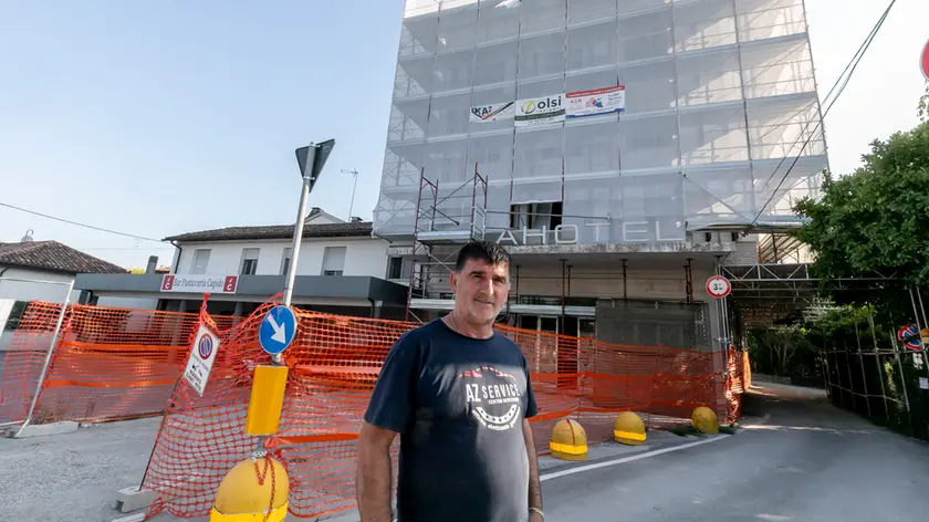 Il proprietario dell’ex Carlina Altin Beda, anche titolare dell’autofficina AZ service. Foto katia Bonaventura