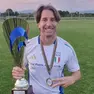 Il preparatore atletico triestino Luca Bossi con la coppa vinta al Torneo delle Nazioni Under 15