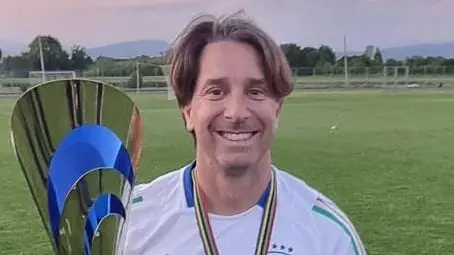 Il preparatore atletico triestino Luca Bossi con la coppa vinta al Torneo delle Nazioni Under 15