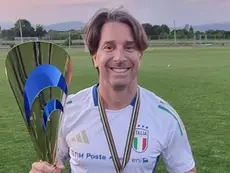 Il preparatore atletico triestino Luca Bossi con la coppa vinta al Torneo delle Nazioni Under 15