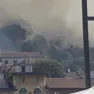Le fiamme e il fumo dai piedi della Rocca, simbolo di Monfalcone