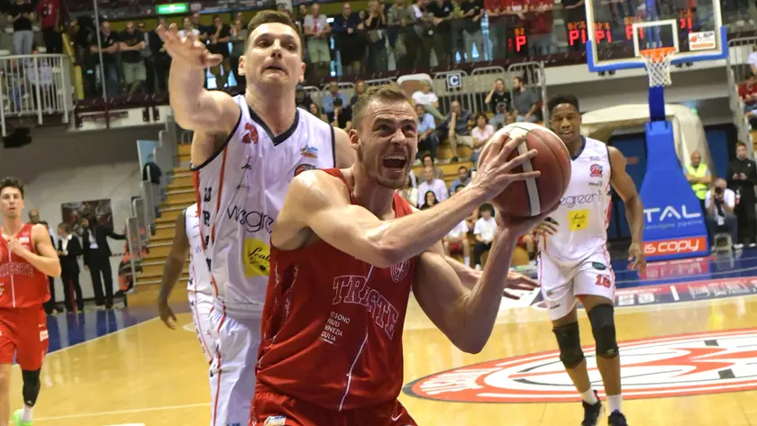 Il capitano della Pallacanestro Trieste Lodovico Deangeli in azione (Bruni)