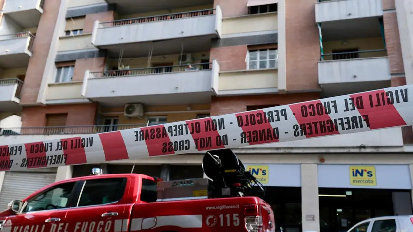 Via Revoltella, al lavoro i vigili del fuoco per spegnere l'incendio (foto Silvano)