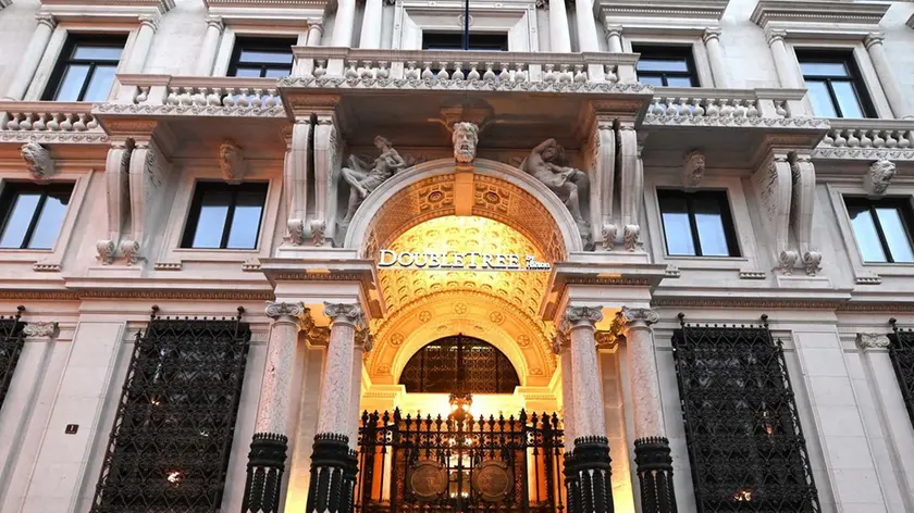 L’ingresso del palazzo che ospita l’hotel Hilton a Trieste