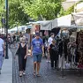 Il mercato del giovedì lungo le vie del centro cittadino. Foto Tibaldi