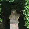 Il busto dedicato a Leonardo da Vinci collocato in largo Porta Nuova