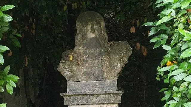 Il busto dedicato a Leonardo da Vinci collocato in largo Porta Nuova