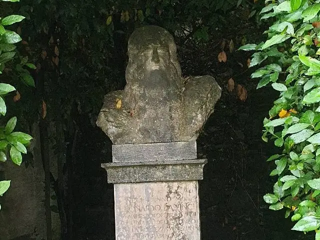 Il busto dedicato a Leonardo da Vinci collocato in largo Porta Nuova