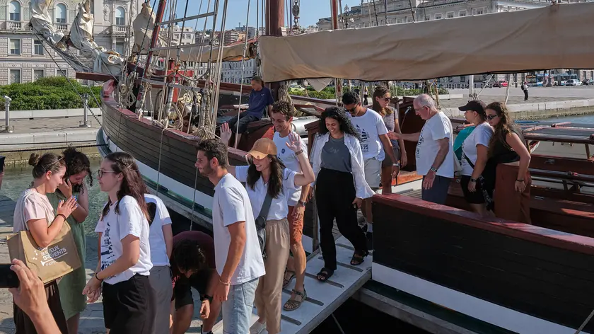 I ragazzi sbarcano dalla Bel Espoir (Silvano)