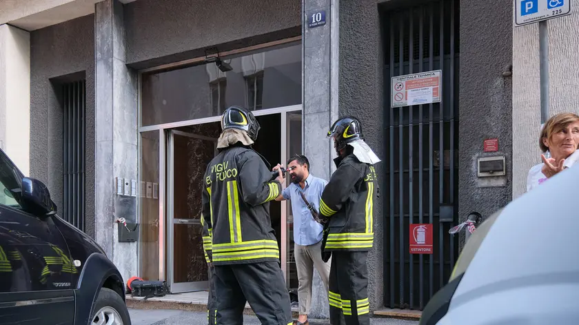 I pompieri in via Revoltella per i sopralluoghi (Silvano)