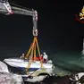 Le operazioni di recupero della piccola barca a motore