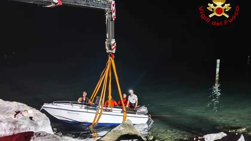 Le operazioni di recupero della piccola barca a motore
