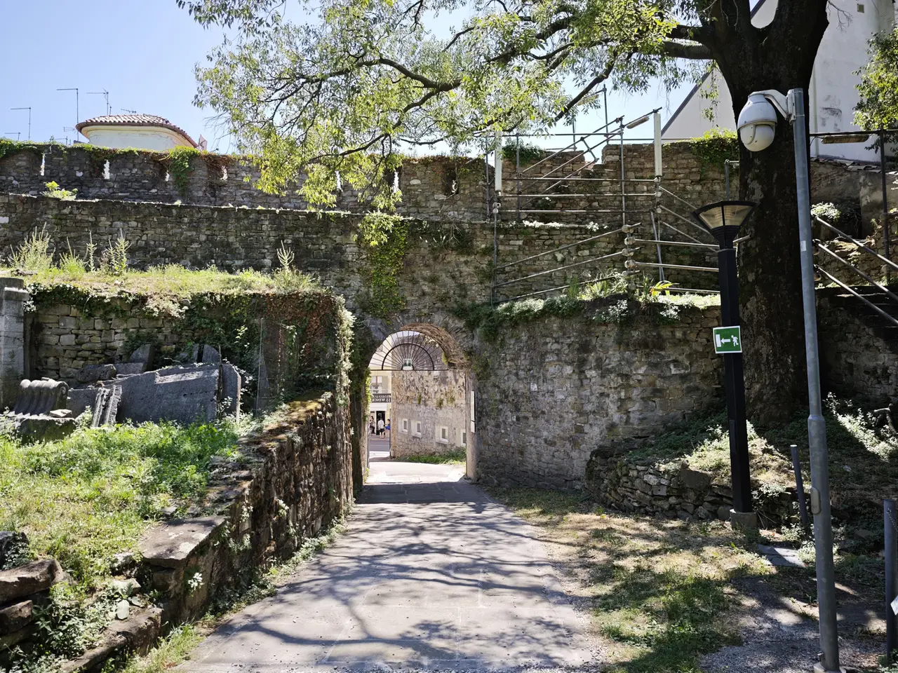 L’ingresso del Giardino del Capitano con i suoi alberi. Fotoservizio Andrea Lasorte
