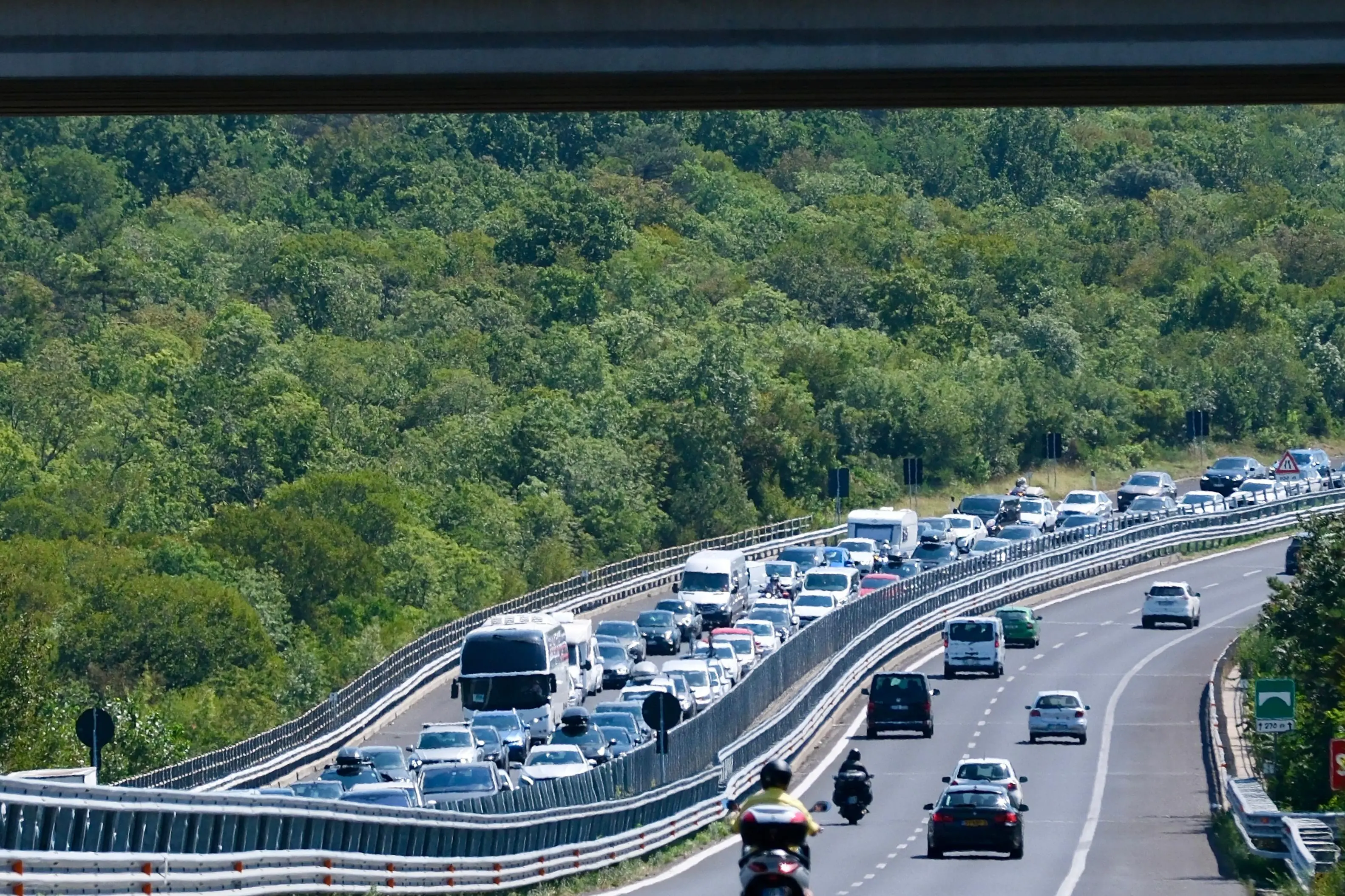 Code per l'incidente sul raccordo autostradale all’altezza di Aurisina, in direzione Monfalcone (Foto Silvano)