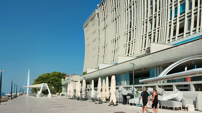 L’esterno del ristorante “Vista mare” a cui sono stati messi i sigilli