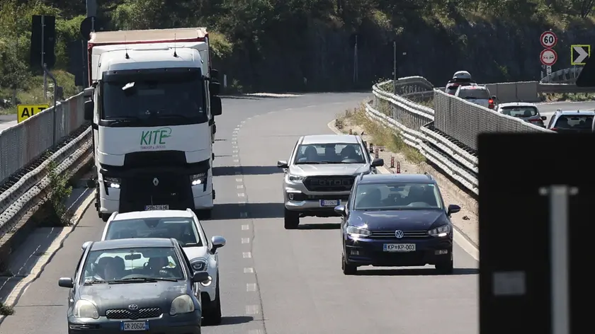 Nel fine settimana i Tir non possono circolare, salvo deroghe, ma c’è chi sabato a Fernetti si è presentato alla guida del suo mezzo pesante. Foto Andrea Lasorte