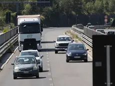 Nel fine settimana i Tir non possono circolare, salvo deroghe, ma c’è chi sabato a Fernetti si è presentato alla guida del suo mezzo pesante. Foto Andrea Lasorte