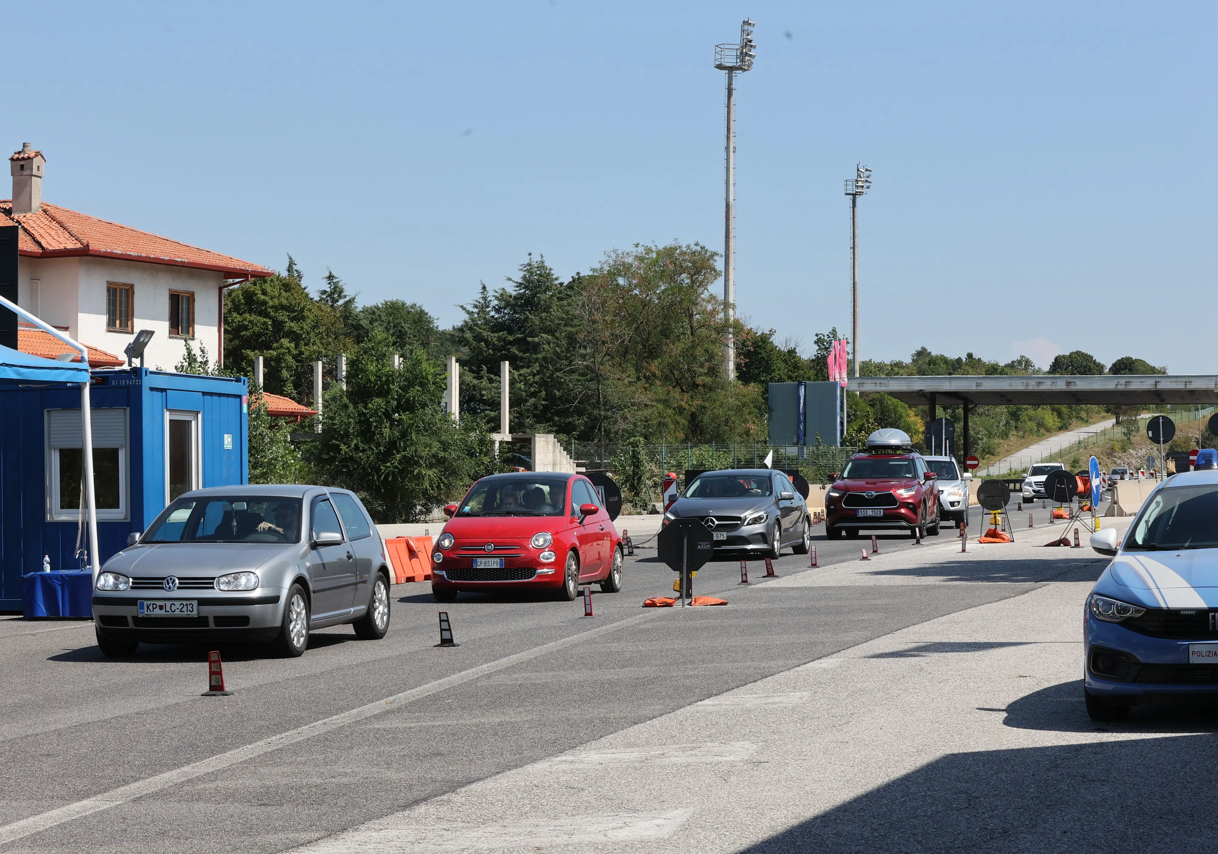 Il traffico davanti alle postazioni di controllo. Il vero banco di prova, anche per l’Interporto, ci sarà lunedì. (Foto Andrea Lasorte