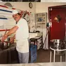 Domenico “Uccio” Tamburin alle prese con la farcia di un dolce