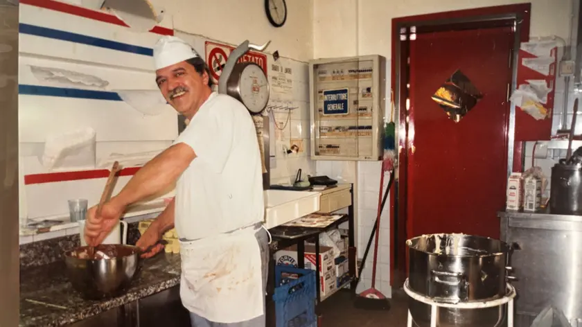 Domenico “Uccio” Tamburin alle prese con la farcia di un dolce