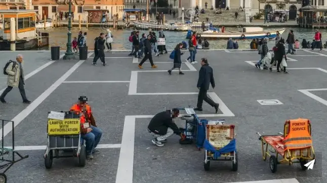 Porter davanti alla stazione di Venezia
