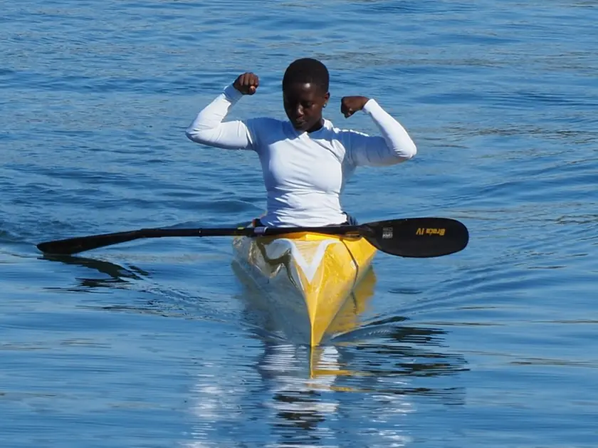 Nersam in acqua con la sua canoa