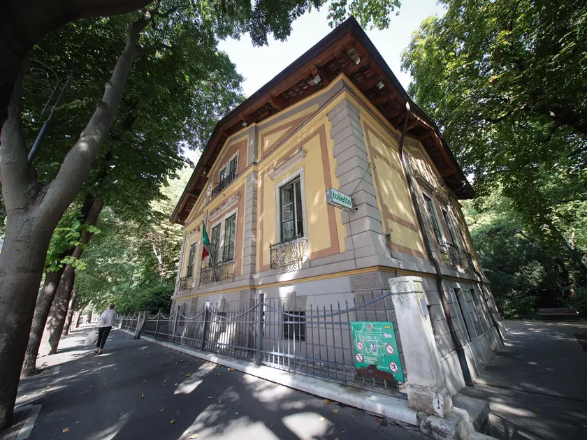 L’edificio e il lato toilettes Foto Andrea Lasorte