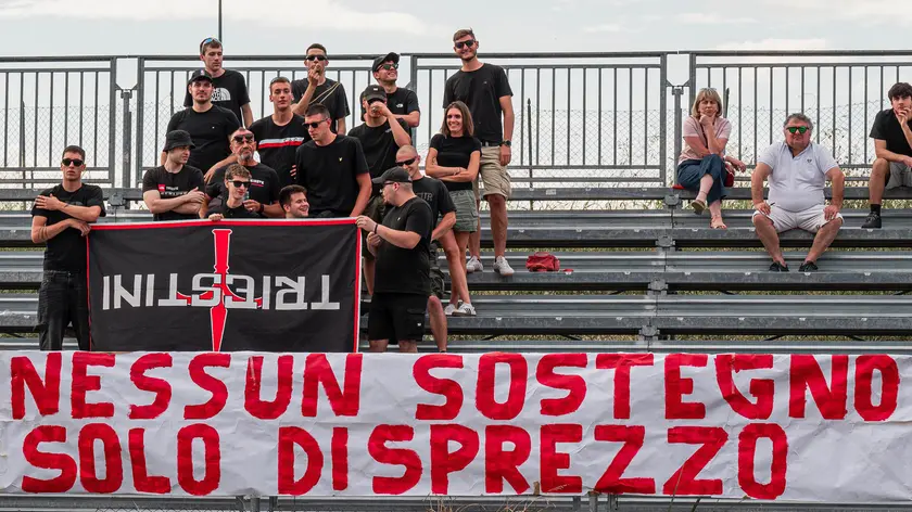 I tifosi della Triestina ad Arzignano (Foto Quarantotto / Lasorte)