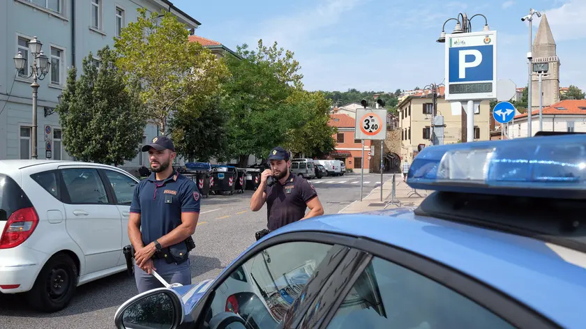 Il posto di blocco della Polizia di Stato in centro a Muggia, vicino alla stazione delle autocorriere (Silvano)