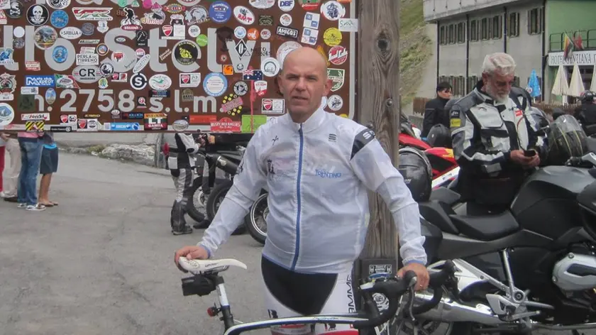 Marco Bregant in sella alla bici in una foto pubblicata sul suo profilo Fb