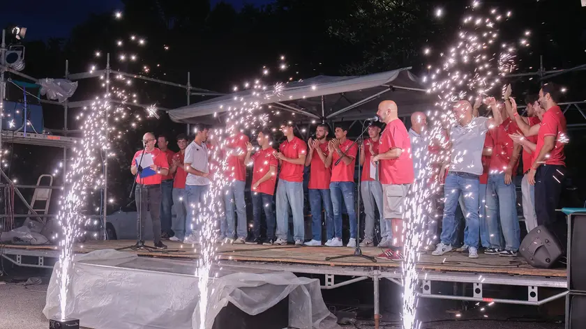La squadra della Pallamano Trieste sul palco per la presentazione a Chiarbola (Silvano)