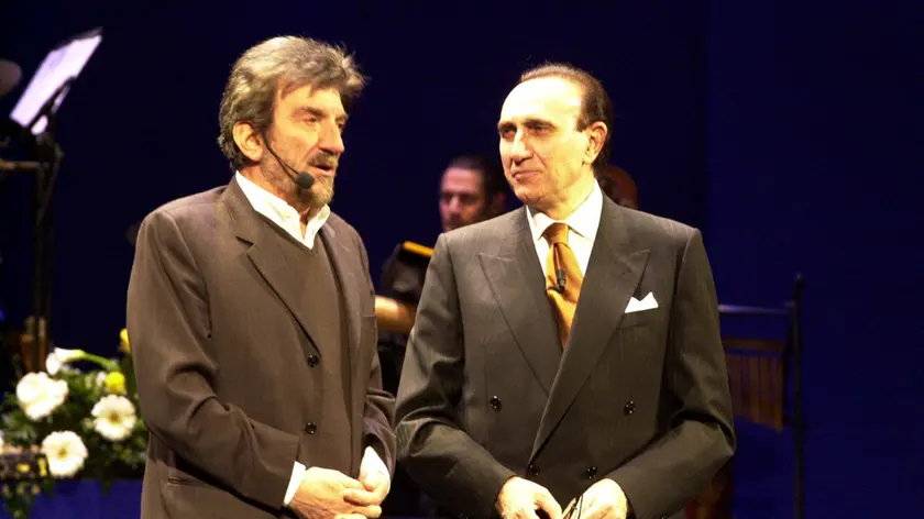 Nel 2001 fu affidata a Pippo Baudo la conduzione di “Bentornato Politeama". Con Baudo sul palco si alternarono tra gli altri Gigi Proietti